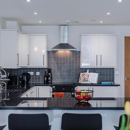 The Railway Pass The Keys Modern 2-Bed Apartment In Central Altrincham Exterior photo