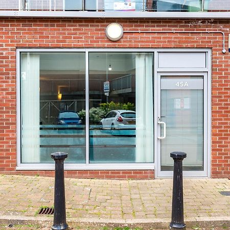 The Railway Pass The Keys Modern 2-Bed Apartment In Central Altrincham Exterior photo