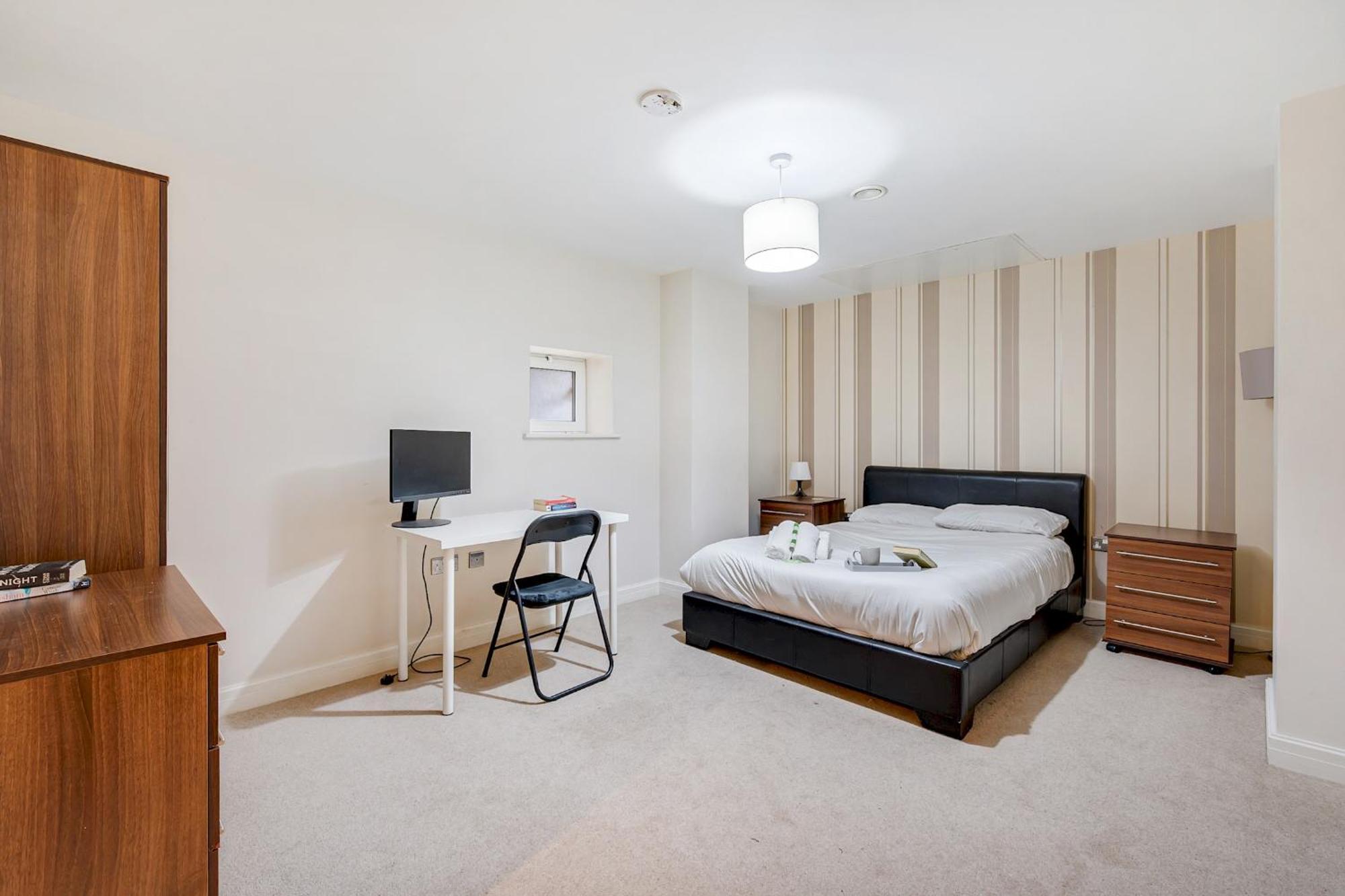 The Railway Pass The Keys Modern 2-Bed Apartment In Central Altrincham Exterior photo