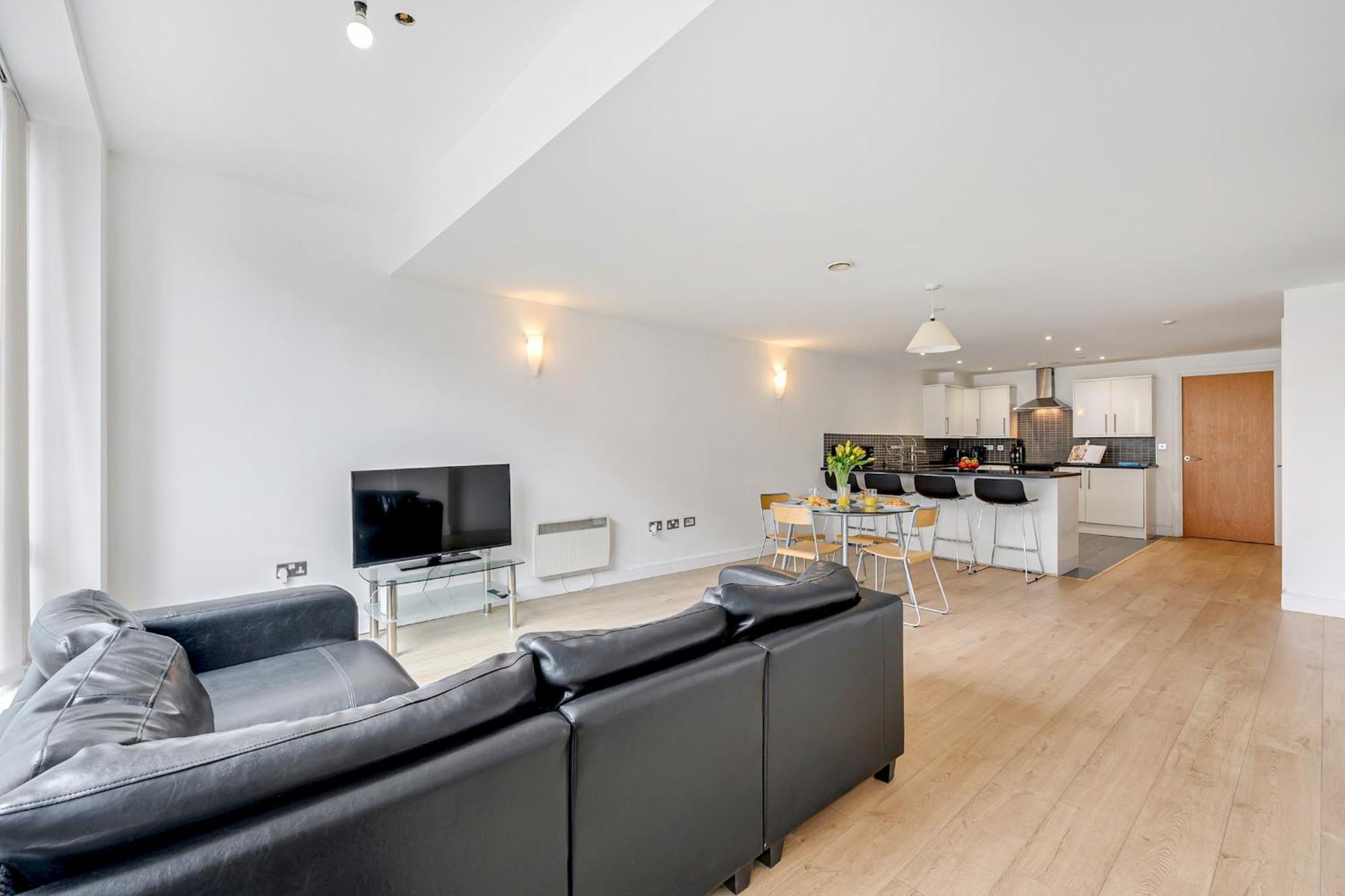 The Railway Pass The Keys Modern 2-Bed Apartment In Central Altrincham Exterior photo